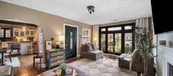 Vintage Charm at Ivy Cottage with separate hot tub hangout, pickleball!