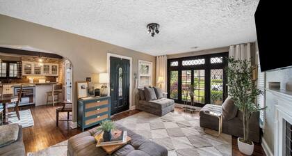 Vintage Charm at Ivy Cottage with separate hot tub hangout, pickleball!