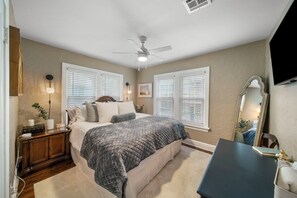 Escriptori, planxa i posts de planxar, wifi gratuïta i roba de llit