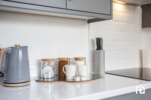 Jääkaappi, mikroaaltouuni, uuni, liesi