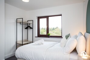 3 makuuhuonetta, työpöytä, silitysrauta/-lauta, ilmainen Wi-Fi