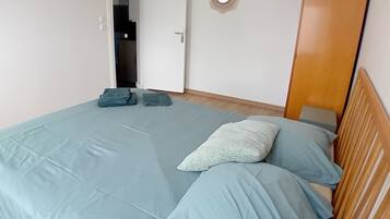 3 chambres, fer et planche à repasser, Wi-Fi, draps fournis