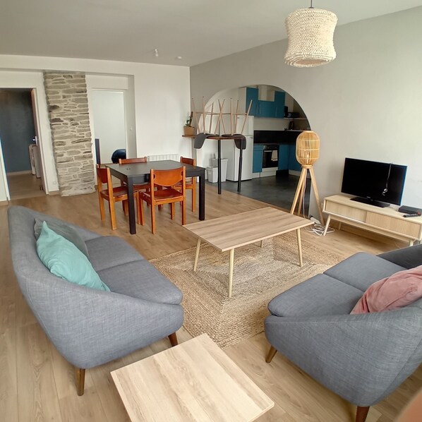 Living area - Spacieux Appartement Idéalement Situé. Animaux de Compagnie Acceptés ! (Cherbourg-en-Cotentin)