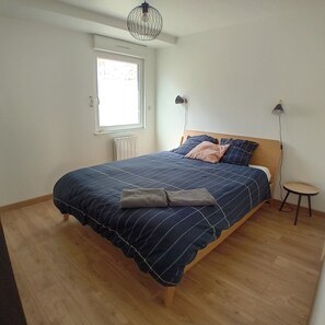 3 makuuhuonetta, silitysrauta/-lauta, Wi-Fi, vuodevaatteet