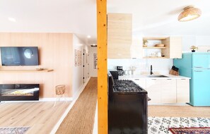 Jääkaappi, mikroaaltouuni, uuni, liesi