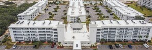 Un grand hôtel à plusieurs étages, avec un parking situé devant.