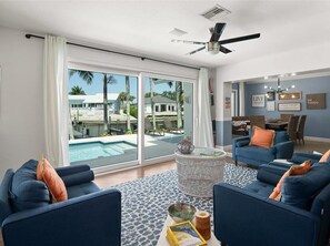 TV - Stunning Sunsets, Modern Interior, Open Layout (Marco Island)