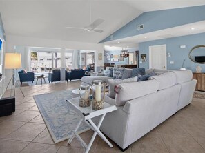 TV - Stunning Sunsets, Modern Interior, Open Layout (Marco Island)