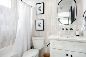 Dusj, hårføner og håndklær