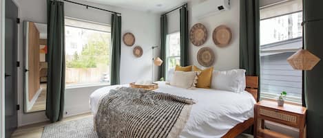 1 habitación, escritorio, tabla de planchar con plancha y wifi