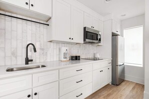 Kjøleskap, mikrobølgeovn, ovn og kokeplater