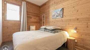 4 bedrooms, iron/ironing board, travel crib, internet