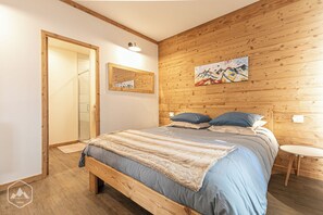 4 bedrooms, iron/ironing board, travel cot, Internet