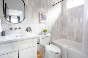 Douche, séchoir à cheveux, serviettes fournies, shampooing