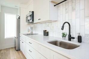 Réfrigérateur, micro-ondes, plaque de cuisson, lave-vaisselle