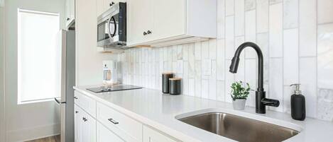 Coffee/tea maker, fridge, microwave, stovetop