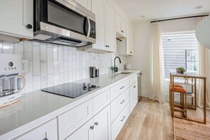 Réfrigérateur, micro-ondes, plaque de cuisson, lave-vaisselle