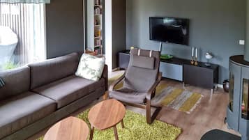 TV connectée, cheminée, table de tennis de table