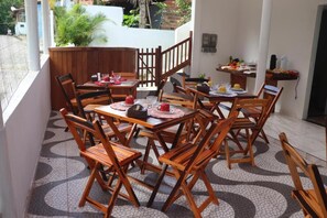 Desayuno con opciones de la cocina local incluido todos los días