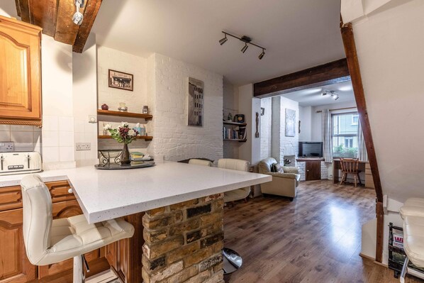 Interior - Oxford House Summary: (Windsor)