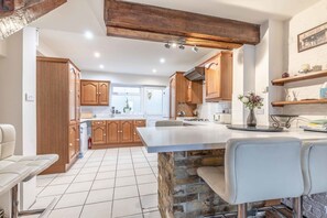 Køleskab, mikrobølgeovn, ovn, kogeplade