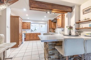 Fridge, microwave, oven, stovetop - Oxford House Summary: (Windsor)