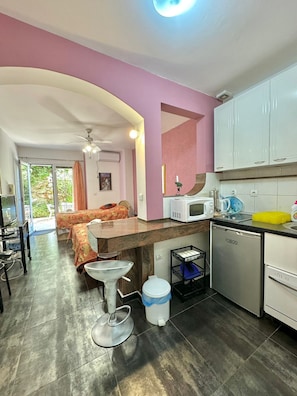 Studio Standard, vue jardin | Cuisine privée | Réfrigérateur, micro-ondes, plaque de cuisson, lave-vaisselle