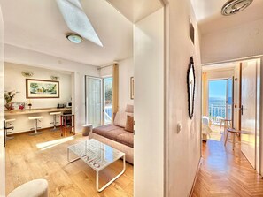 Apartamento estándar, vistas al mar | Zona de estar | Televisión LCD de 32 pulgadas con canales por cable