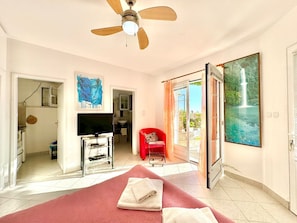 Basic Studio, Sea View