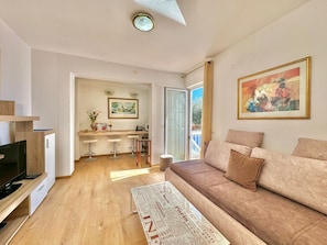 Standard Apartment, Sea View | Living area
