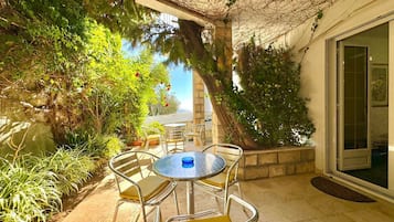 Classic-Studio, eingeschränkter Meerblick | Terrasse/Patio
