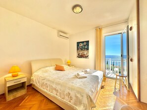 Apartamento estándar, vistas al mar | Ropa de cama de alta calidad, escritorio, sistema de insonorización