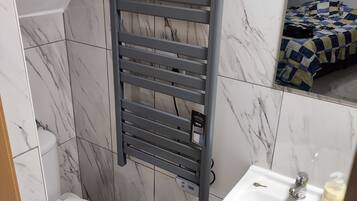 Haartrockner, Handtücher, Seife, Toilettenpapier