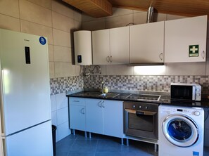 冷蔵庫、電子レンジ、オーブン、コンロ