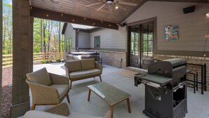 An outdoor patio with a grill, wicker furniture, and a ceiling fan. - Jocassee Retreat - .5 miles from Lake Jocassee (Salem)