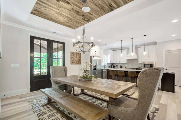 Dining - Jocassee Retreat - .5 miles from Lake Jocassee (Salem)