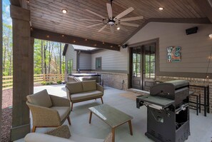 Terrace/patio - Jocassee Retreat - .5 miles from Lake Jocassee (Salem)