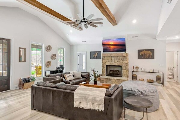 Televisión y chimenea 