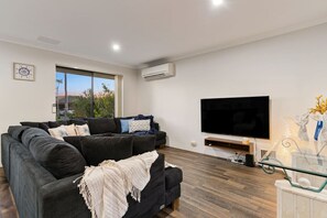 TV - Sandy Retreat: Your Perfect Beachside Getaway (Mandurah)