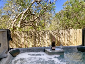 Outdoor spa tub - Grey Whale so close to so many beaches, hikes and more!! (Fort Bragg)