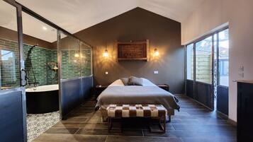 Deluxe Quadruple Room, Garden View | Individually decorated, individually furnished, blackout curtains