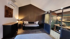 Decoración personalizada, muebles diferentes y cortinas blackout 