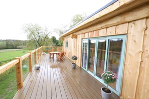 Property grounds - Luxury Hand Built Cedar Cabin in Oakhill (Radstock)