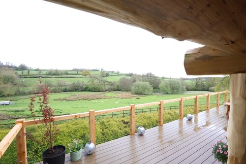 Luxury Hand Built Cedar Cabin in Oakhill