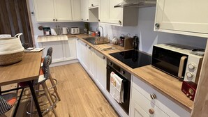 Private kitchen - Luxury Hand Built Cedar Cabin in Oakhill (Radstock)