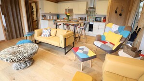 Living area - Luxury Hand Built Cedar Cabin in Oakhill (Radstock)