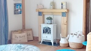 Room - Luxury Hand Built Cedar Cabin in Oakhill (Radstock)