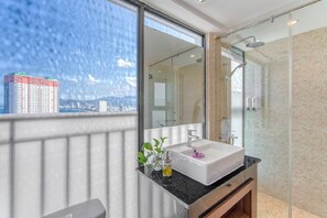 Douche, douche hydromassante, sĂšche-cheveux, chaussons