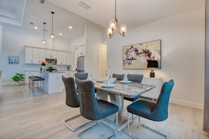 Dining - VILLA ROSA – HEATED POOL & SPA | WATER VIEW | BOAT RENTAL + TOURS VOUCHER INCL. (Cape Coral)