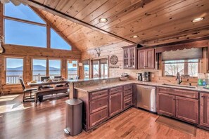 Fridge, microwave, oven, dishwasher - Cabin Unwined | (Morganton)
